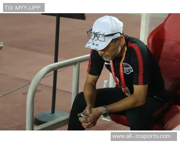 铜梁龙外援精彩头球破门助力球队打破僵局张外龙场边赞赏不断