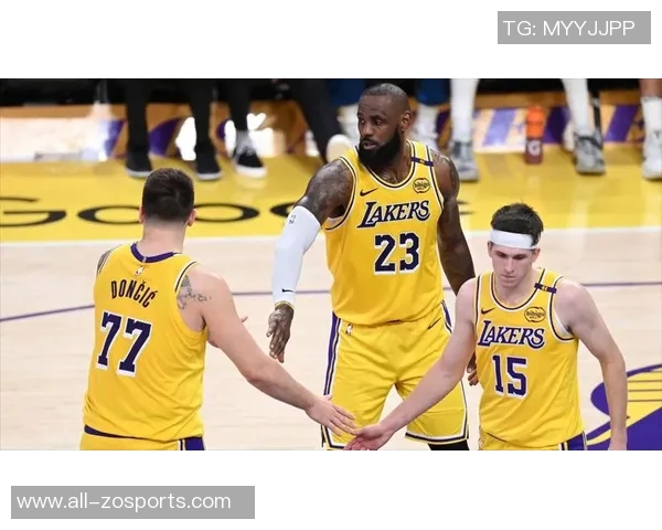 湖人今日训练照曝光东詹里全员齐聚备战明日比赛 湖人今日训练照曝光东詹里全员齐聚备战明日比赛